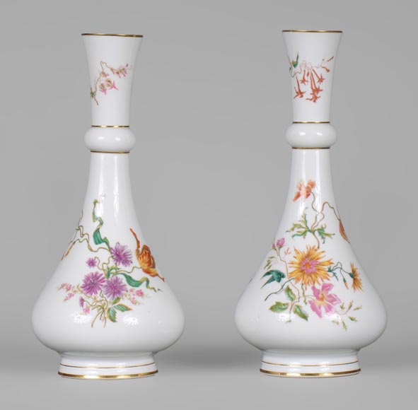 Manufacture de Sèvres - Paire de vases modèle Delhi au décor floral polychrome, 1875-0
