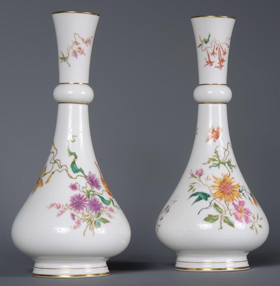 Manufacture de Sèvres - Paire de vases modèle Delhi au décor floral polychrome, 1875-1