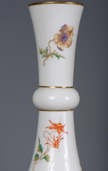 Manufacture de Sèvres - Paire de vases modèle Delhi au décor floral polychrome, 1875-7