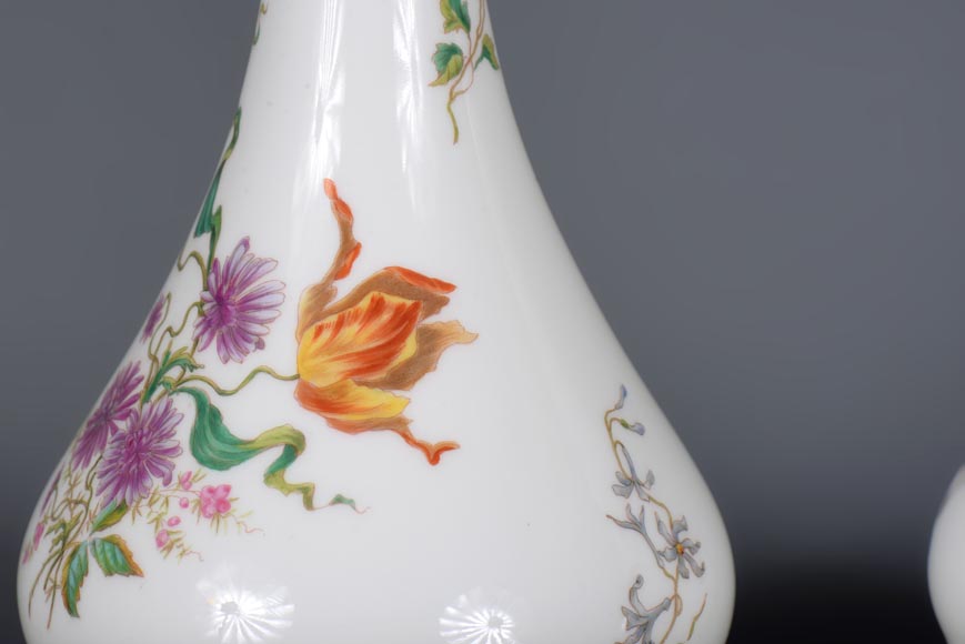 Manufacture de Sèvres - Paire de vases modèle Delhi au décor floral polychrome, 1875-9