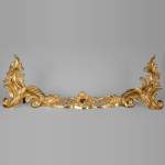 Importante barre de chenet de style Louis XV en bronze doré