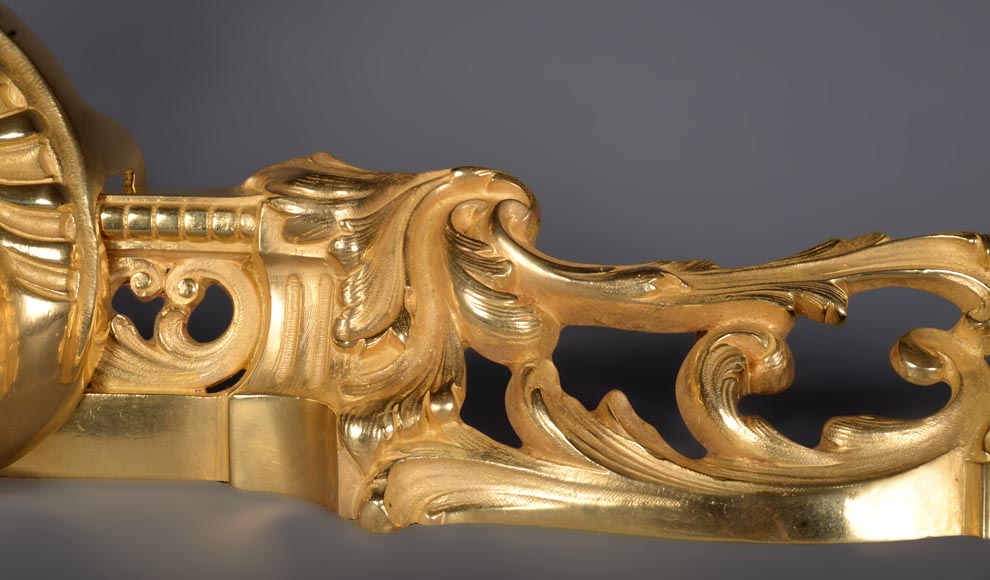 Importante barre de chenet de style Louis XV en bronze doré-3