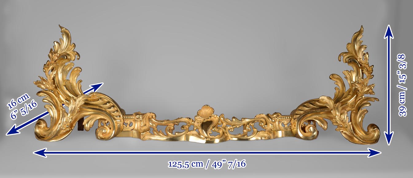 Importante barre de chenet de style Louis XV en bronze doré-7
