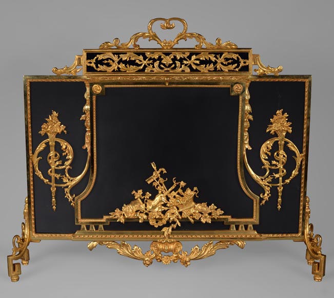Pare étincelle de style Napoléon III en bronze doré richement décoré-0