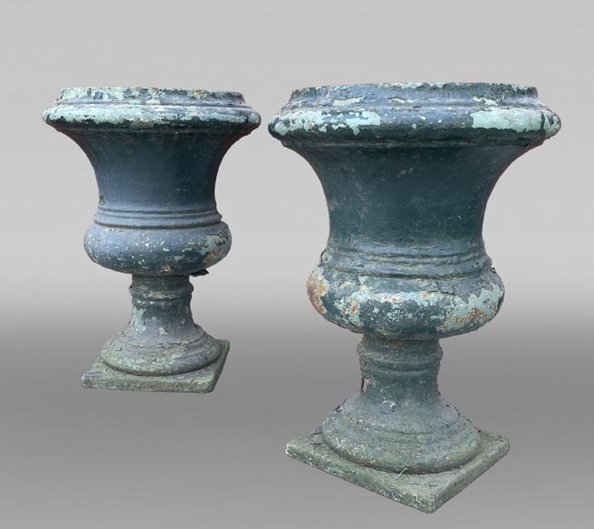 Paire de vases Médicis en fonte peinte-0