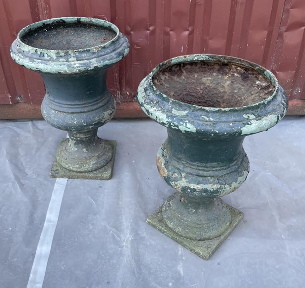 Paire de vases Médicis en fonte peinte-1
