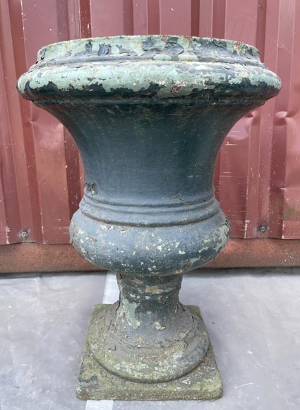 Paire de vases Médicis en fonte peinte-2