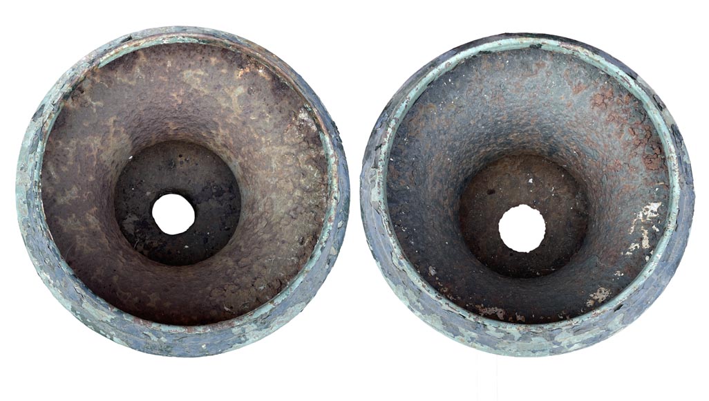 Paire de vases Médicis en fonte peinte-3