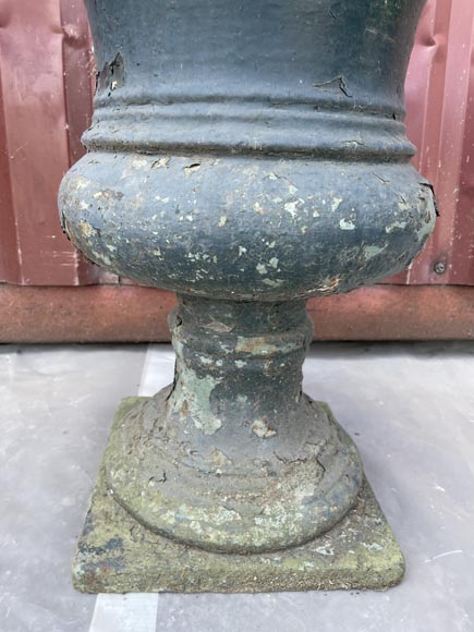 Paire de vases Médicis en fonte peinte-4