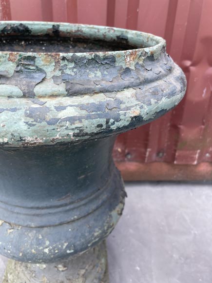 Paire de vases Médicis en fonte peinte-5