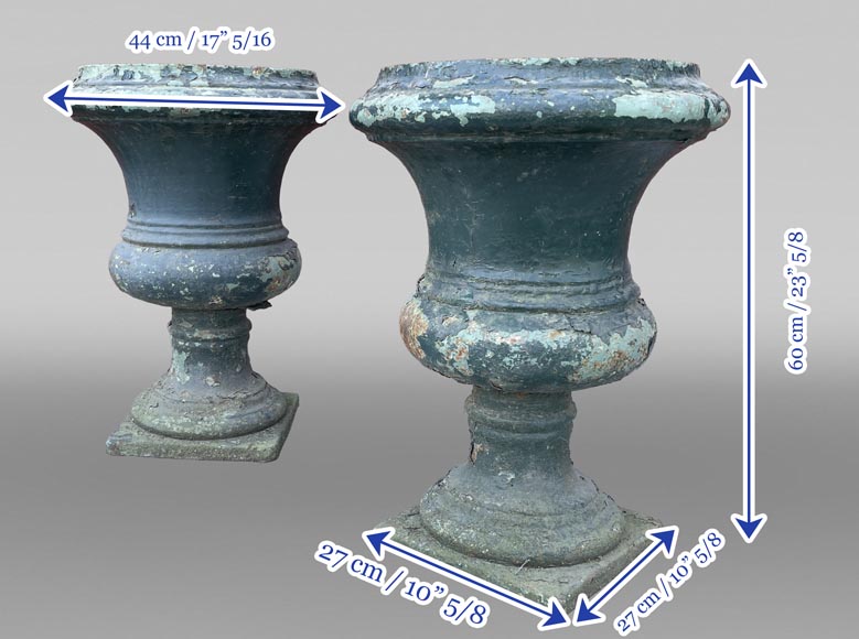 Paire de vases Médicis en fonte peinte-6