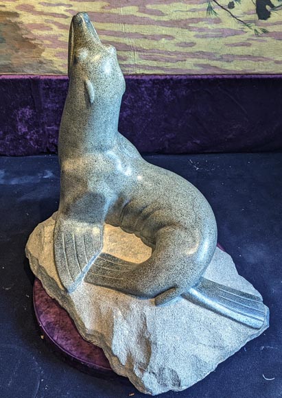 G. Scalet - Sculpture d'une otarie en granito vert-2