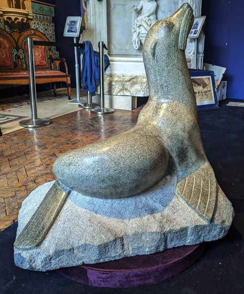 G. Scalet - Sculpture d'une otarie en granito vert-4