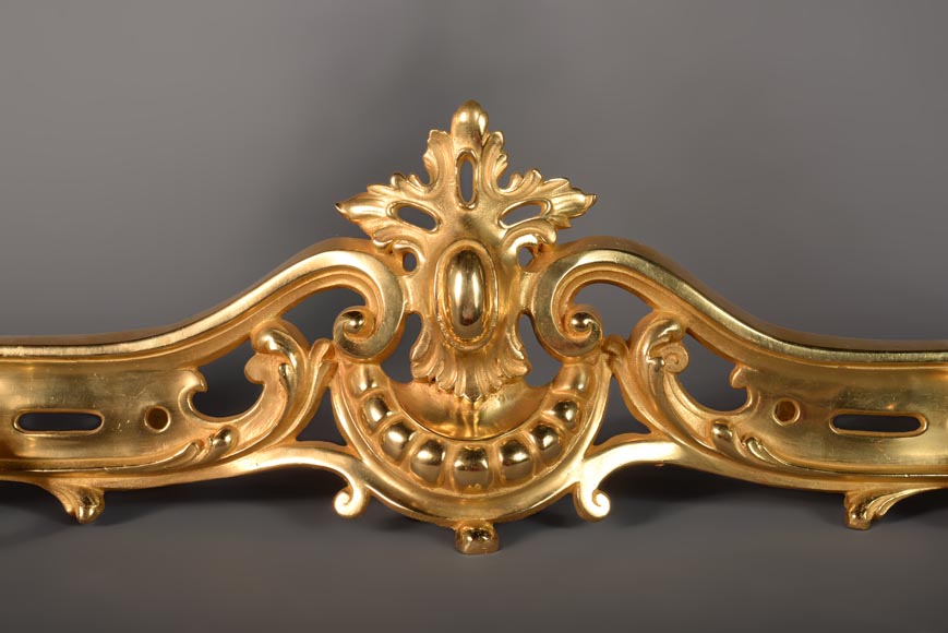 Belle barre de chenets de style Louis XV en bronze doré-4