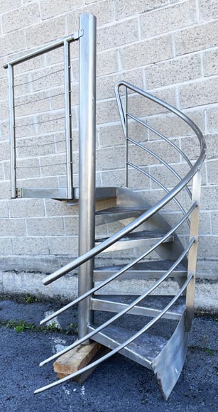 Escalier moderne à colimaçon en métal-3
