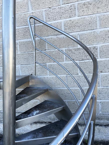 Escalier moderne à colimaçon en métal-6