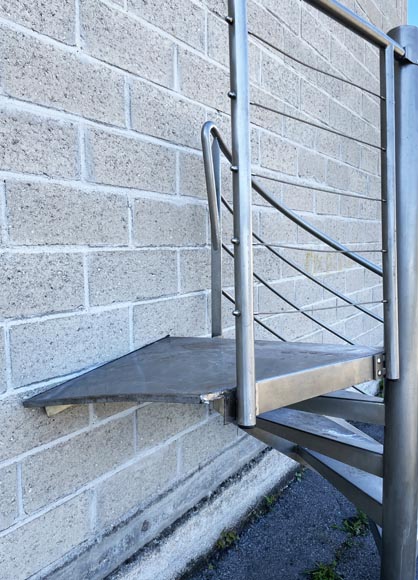 Escalier moderne à colimaçon en métal-8
