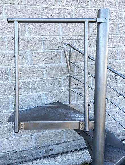 Escalier moderne à colimaçon en métal-9