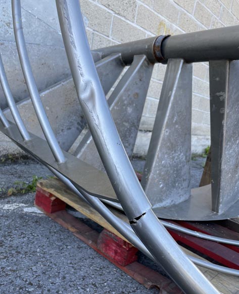 Escalier moderne à colimaçon en métal-11