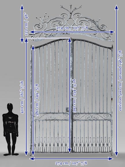 Portail à deux battants en fer forgé avec des piques-13