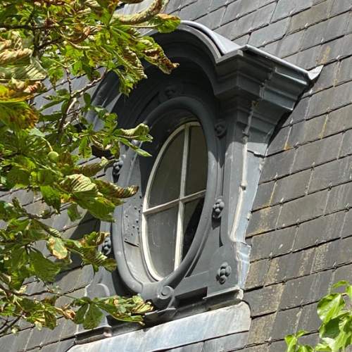 Lucarne en fonte de fer de style Haussmannien
