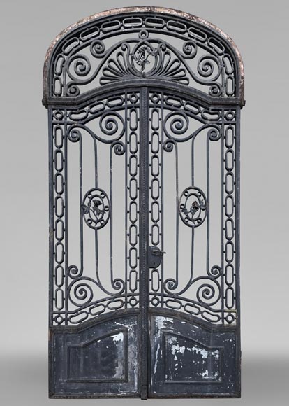 Porte d'hôtel particulier en fer forgé de style Louis XV-0