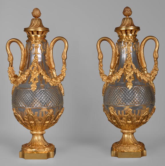 BACCARAT (attribué à), Paire de vases en cristal et bronze doré de style Louis XVI-0