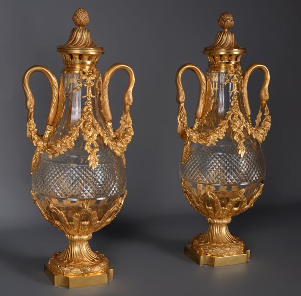 Paire de vases en cristal et bronze doré de style Louis XVI-1