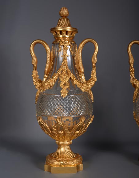 Paire de vases en cristal et bronze doré de style Louis XVI-2