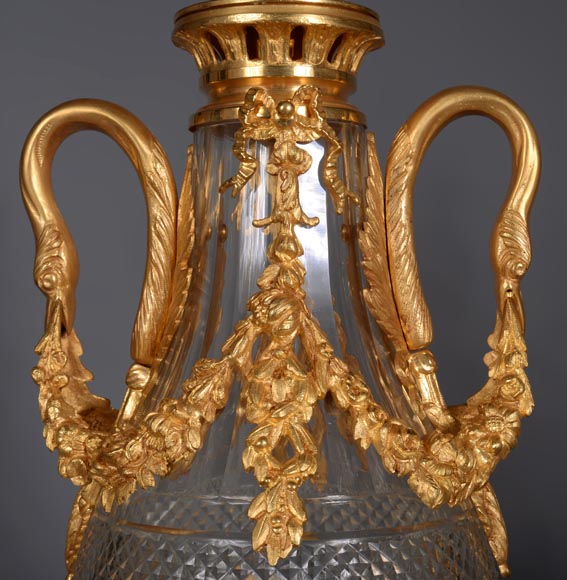 BACCARAT (attribué à), Paire de vases en cristal et bronze doré de style Louis XVI-5