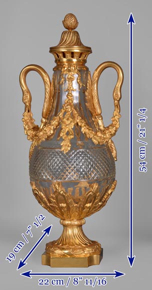 BACCARAT (attribué à), Paire de vases en cristal et bronze doré de style Louis XVI-10