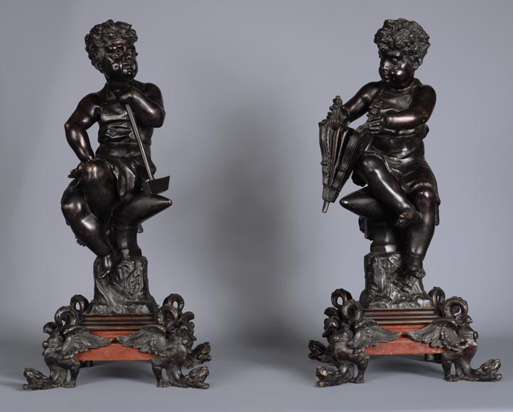 Paire de chenêts en bronze et rouge antique représentant des petits forgerons-1