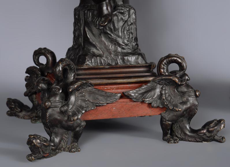 Paire de chenêts en bronze et rouge antique représentant des petits forgerons-8