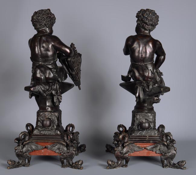 Paire de chenêts en bronze et rouge antique représentant des petits forgerons-10