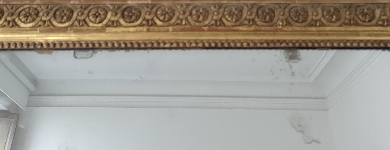 Grand trumeau de style Louis XVI doré à motif de rosaces-1