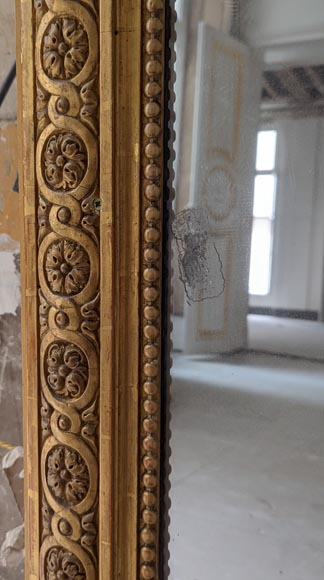 Grand trumeau de style Louis XVI doré à motif de rosaces-3