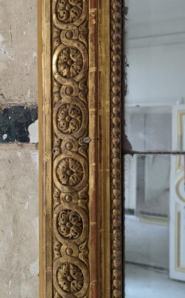 Grand trumeau de style Louis XVI doré à motif de rosaces-5