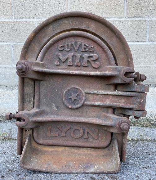 MIR à Lyon, ensemble de quatre portes de cuves en fonte-2