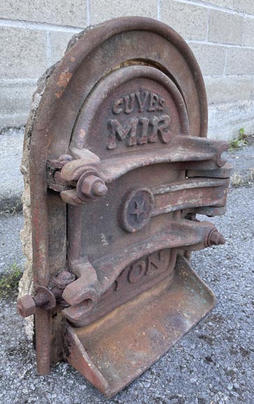 MIR à Lyon, ensemble de quatre portes de cuves en fonte-3