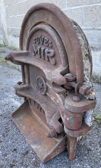 MIR à Lyon, ensemble de quatre portes de cuves en fonte-4