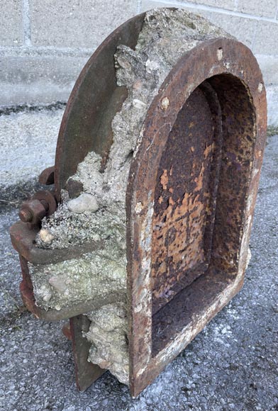 MIR à Lyon, ensemble de quatre portes de cuves en fonte-5