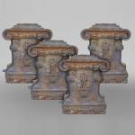 Quatre bases de pilastre en fonte ornés d'une armoirie