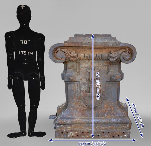 Quatre bases de pilastre en fonte ornés d'une armoirie-10