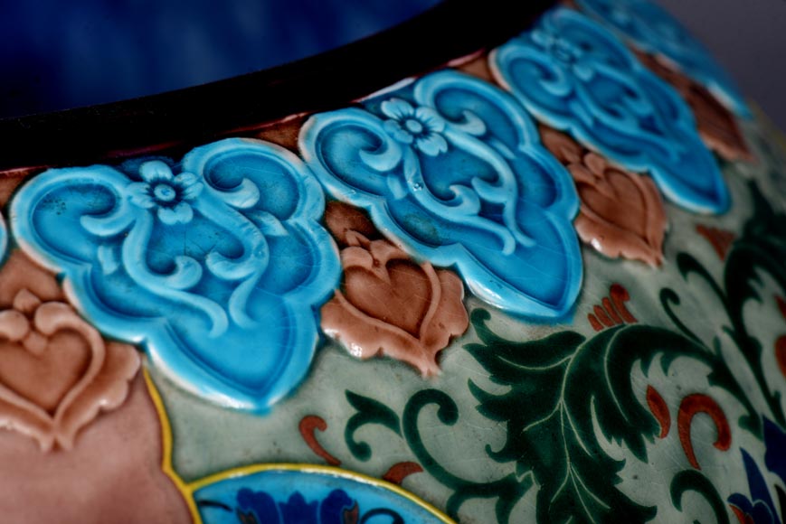 JULES VIEILLARD & COMPAGNIE, grand cache-pot japonisant en faïence de Bordeaux et décor d’émail polychrome JULES VIEILLARD & COMPAGNIE, grand cache-pot japonisant en faïence de Bordeaux et décor d’émail polychrome-2