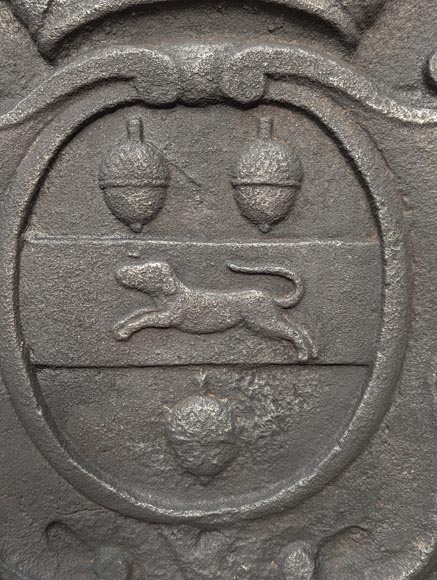 Plaque de cheminée du XVIIe siècle aux armoiries de Jérôme de La Chasseigne-1