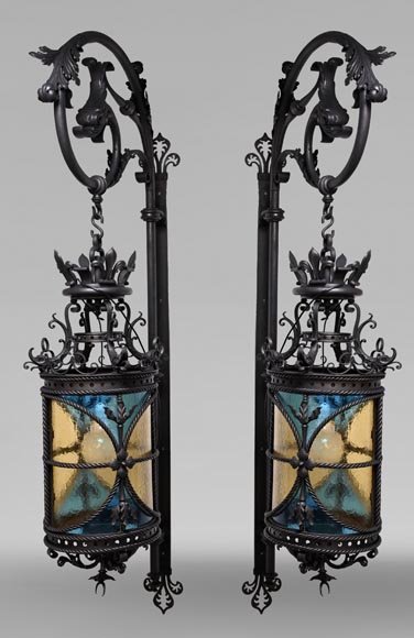 Paire de lanternes néogothiques aux fleurs de lys et aux dauphins, vers 1895-0