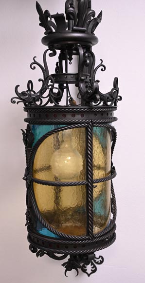 Paire de lanternes néogothiques aux fleurs de lys et aux dauphins, vers 1895-4