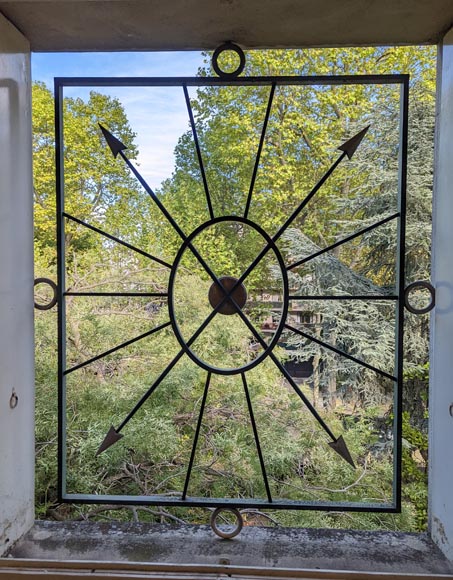 Ensemble de grilles de fenêtre en fer forgé au décor de flèches-3