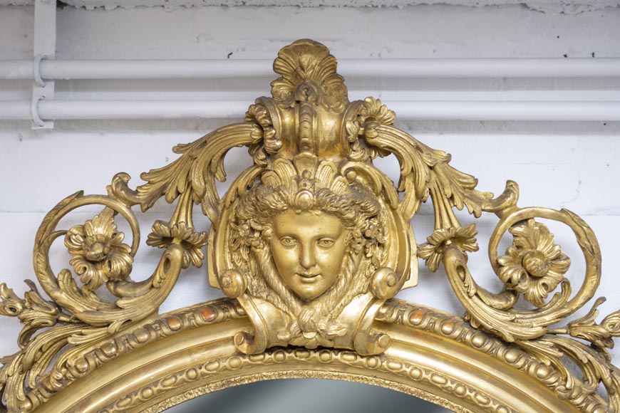 Grand trumeau doré aux oiseaux, putti et visage de femme sur décor ajouré-2