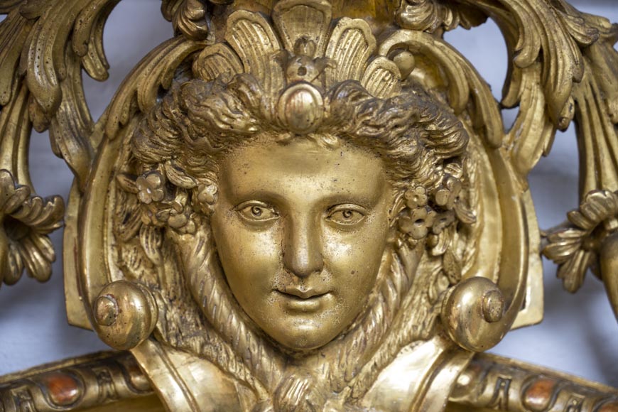 Grand trumeau doré aux oiseaux, putti et visage de femme sur décor ajouré-4